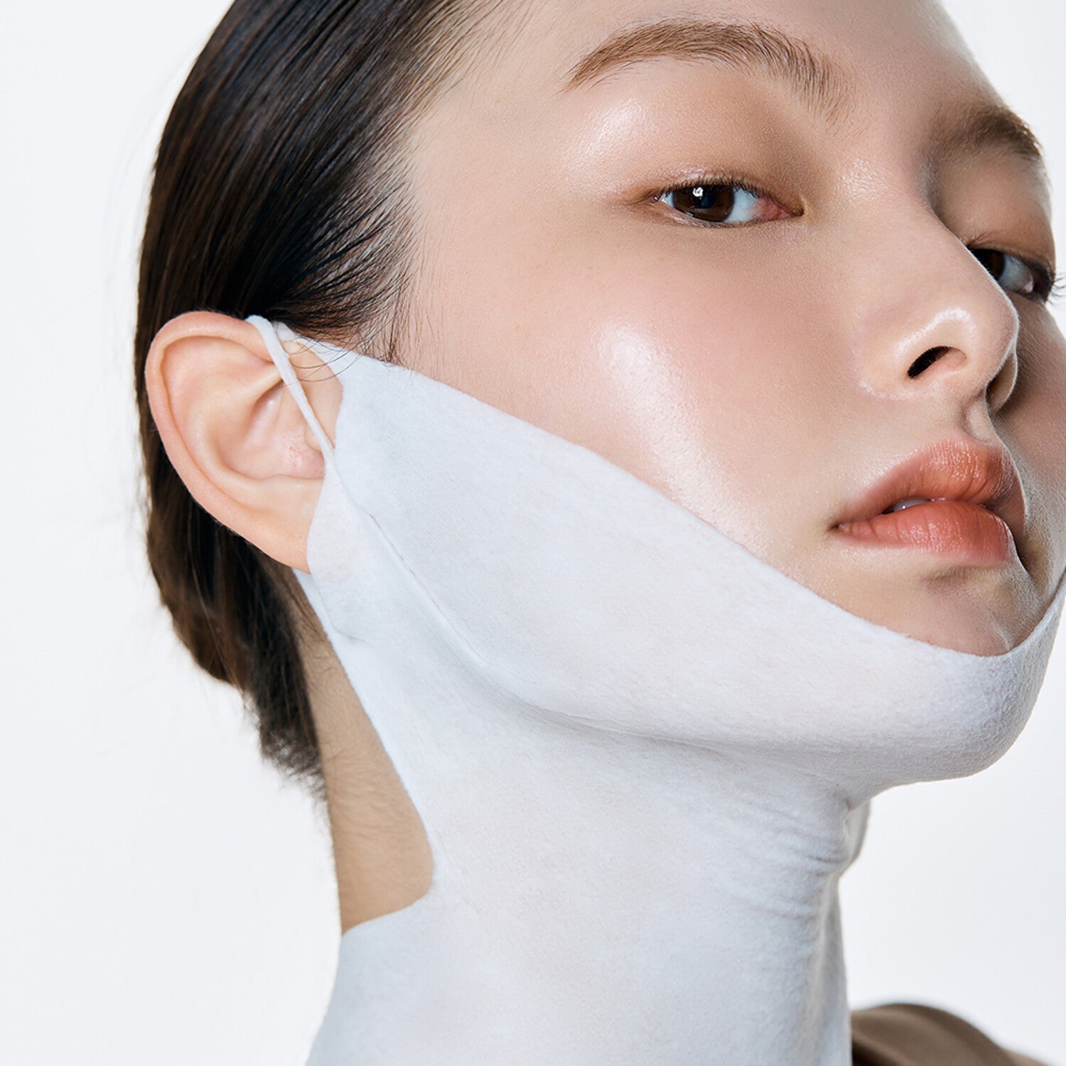  Formulated to help lift and firm the skin, targeting areas prone to sagging.